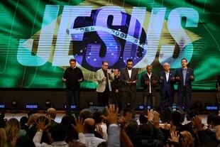 El presidente brasileño y candidato a la reelección, Jair Bolsonaro, reza mientras el pastor Silas Malafaia habla durante una ceremonia para celebrar el cumpleaños de Malafaia en la iglesia evangélica Asamblea de Dios en Río de Janeiro, Brasil, el 15 de septiembre de 2022.