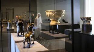 Más de una década en desarrollo, el Louvre Abu Dhabi abre sus puertas esta semana, llevando el famoso nombre al mundo árabe por primera vez. Actualmente, el museo tiene 600 obras de arte que adquirió, junto con otras 300 prestadas por 13 instituciones francesas
