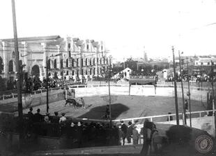 Corrida de toros en el Parque Lezama en 1902, la última en realizarse en Buenos Aires.