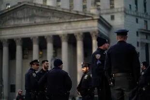 Agentes de la Policía de Nueva York esperan instrucciones alrededor del tribunal antes de la acusación anticipada del expresidente Donald Trump el martes 21 de marzo de 2023, en Nueva York. 