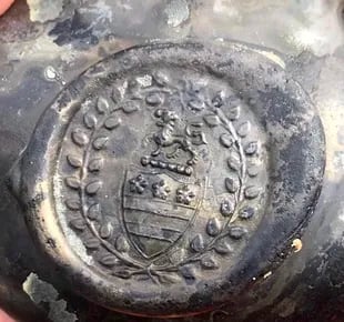 El escudo familiar de los ancestros de George Washington, primer presidente de Estados Unidos, fue encontrado en una botella del buque.