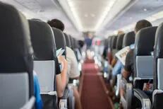 Cuáles son los mejores y peores asientos para viajar en avión, según una piloto profesional