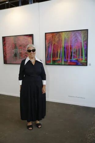 La galerista Gachi Prieto con fotografías de Alejandro Chaskielberg