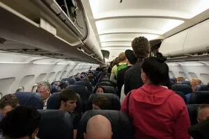 Es asistente de vuelo y cuenta por qué detesta a ciertos pasajeros antes de abordar