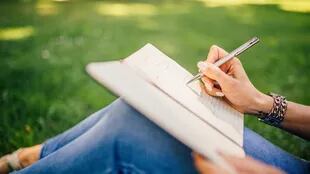 Escribir diariamente las preocupaciones, pensamientos y metas es un hábito recomendado
