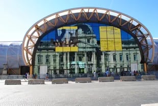 La nueva feria se alojará en en el Grand Palais Éphémère, un edificio de 10.000 m² ubicado en el corazón histórico de París, hasta que termine la renovación del Grand Palais