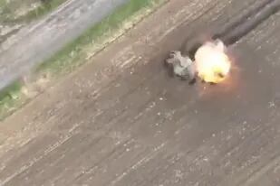 Desde el aire, soldados de Ucrania hicieron trizas un tanque ruso que avanzaba por un campo