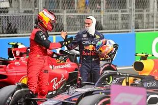Sergio Pérez (der.) recibe las felicitaciones de Carlos Sainz tras ser el "poleman" en la clasificación del Gran Premio de Fórmula 1 de Arabia Saudita