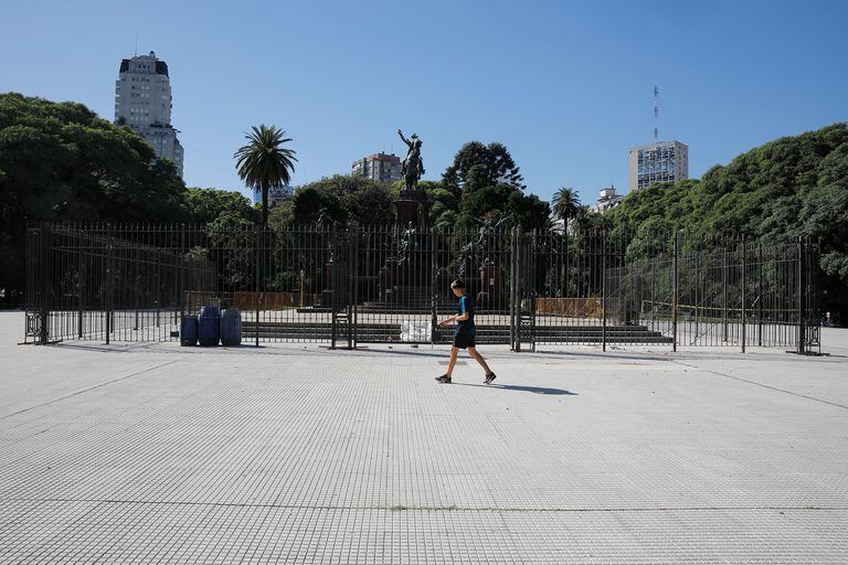Retiro: Le pusieron rejas al monumento de San Martín por los sucesivos robos