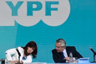 Cristina Kirchner y Alberto Fernández, durante el encuentro por los cien años de YPF