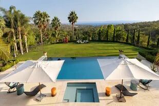La piscina y el amplio parque con palmeras típicas de California