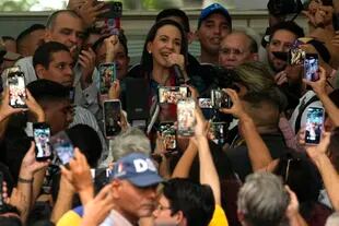 La líder opositora María Corina Machado habla con sus simpatizantes después de inscribirse para participar en las elecciones primarias de la oposición en Caracas, Venezuela, el viernes 23 de junio de 2023. (AP Foto/Ariana Cubillos)
