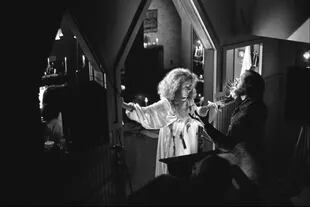 De Palma da indicaciones a Piper Laurie, quien interpreta a la madre de Carrie.