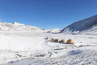 La imagen muestra el campamento donde, en 2018, un grupo de profesionales se instaló durante todo el invierno (con temperaturas que alcanzaron los -35 grados centígrados) para estudiar la zona.
