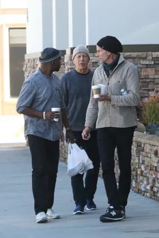 Bruce Willis fue visto con dos amigos en Santa Mónica