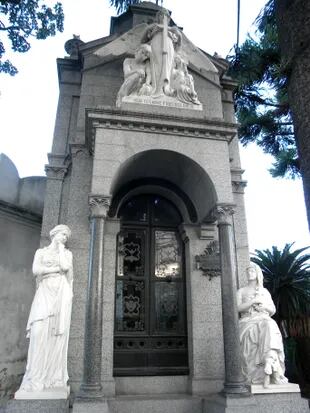 El Mausoleo de la familia López Lecube lleva la firma de Lola Mora.