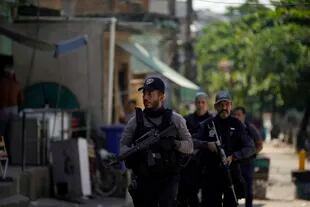 Los agentes de policía en la favela Jacarezinho