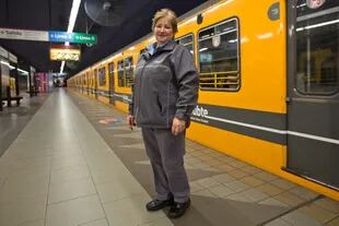 Cuando empezó, hace 16 años, muchas pasajeros no querían subir al tren porque manejaba una mujer