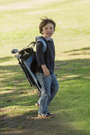 Miércoles 11. Después de pasar la mañana en el jardín de infantes, Iñaki carga la bolsa de palos Callaway que le regaló su profesor, David, por la cancha.