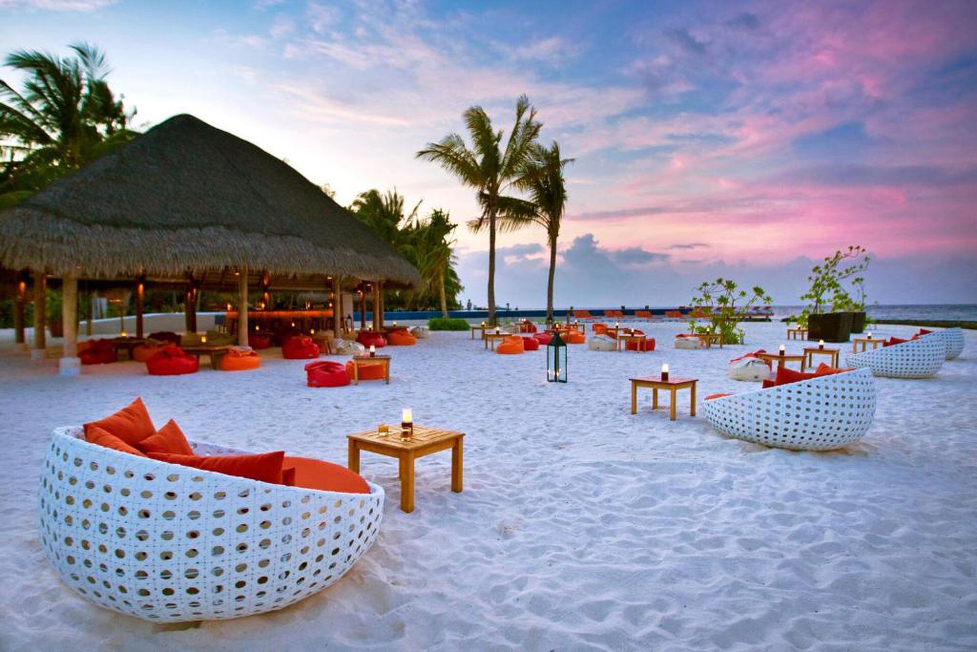 En Maldivas, en una playa como esta del Kuramathi Resort, el futbolista Nico Tagliafico le propuso casamiento a su novia, Carolina Calvagni, en julio último.