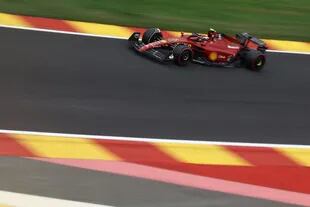 Un español en un auto italiano en Bélgica: Carlos Sainz, de Ferrari, partirá primero en Spa-Francorchamps, donde la Fórmula 1 celebra su 14ª fecha.