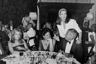 Durante una comida benéfica en la casa del embajador de Uruguay en Buenos Aires, en 1988. Rodeada por Alejandro Cordero e Inés Lafuente, tuvo la oportunidad de hablar con Christina Onassis, tres días antes de su suicidio.