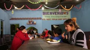 En el comedor de Villa Besada, en Lanús, las cocineras dicen que aumentó un 50% la demanda