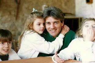 De niña, Bárbara Hoffmann abraza a su papá rodeados de sus hermanos, Federico y Victoria, la hija menor del artista