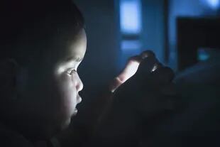 Un estudio publicado en febrero de 2021 en la revista Health Care observa que la mayor exposición a pantallas en los chicos se relaciona con una mayor ingesta de alimentos poco saludables.