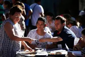 Paraguay: el pueblo vota entre un aliado a Lugo y un joven ligado a la dictadura