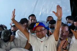 El gobernador electo de Barinas, Sergio Garrido, celebra su victoria contra el candidato chavista (Archivo)