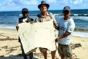 Eine Fahrwerksluke, von der angenommen wird, dass sie zu Flug MH370 der Malaysia Airlines gehört, wurde in einem Fischerhaus in Madagaskar gefunden, wo seine Frau sie als Waschbrett benutzte. 