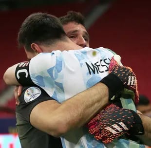 Los guantes de Emiliano Martínez en el abrazo con Messi tras los penales contra Colombia