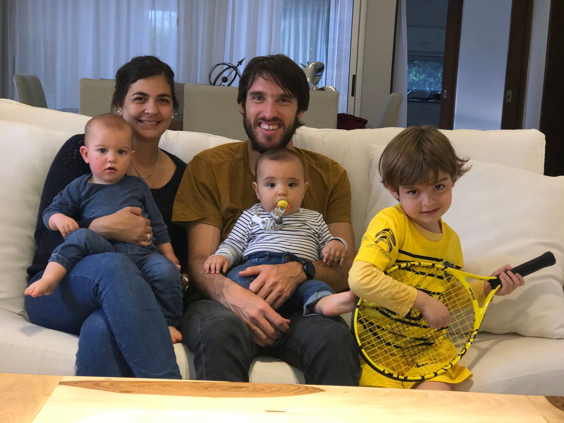 Leo Mayer hoy, en familia y tras el retiro del tenis, con su mujer, Milagros, y sus hijos: Valentino y los mellizos, Pedro y Camilo.