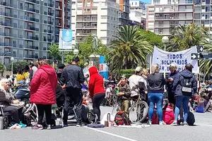 Denuncian en la justicia un acampe "extorsivo" en la rambla de Mar del Plata