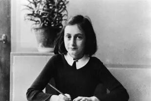 Ana Frank, haciendo los deberes a los 12 años en 1941
