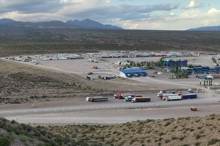 Crece la tensión por los 3000 camiones varados en la frontera con Chile