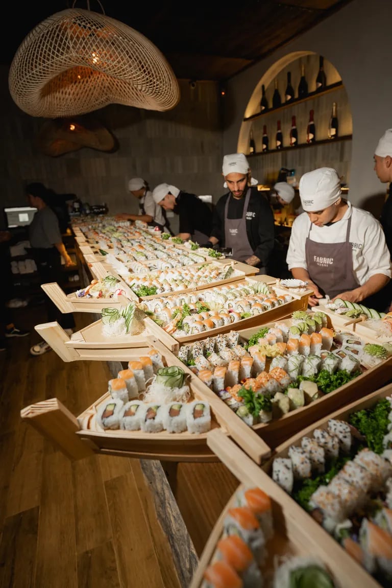 Los invitados cenaron sushi y especialidades nikkei