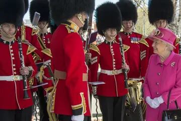 La reina Isabel II saluda a la guardia británica