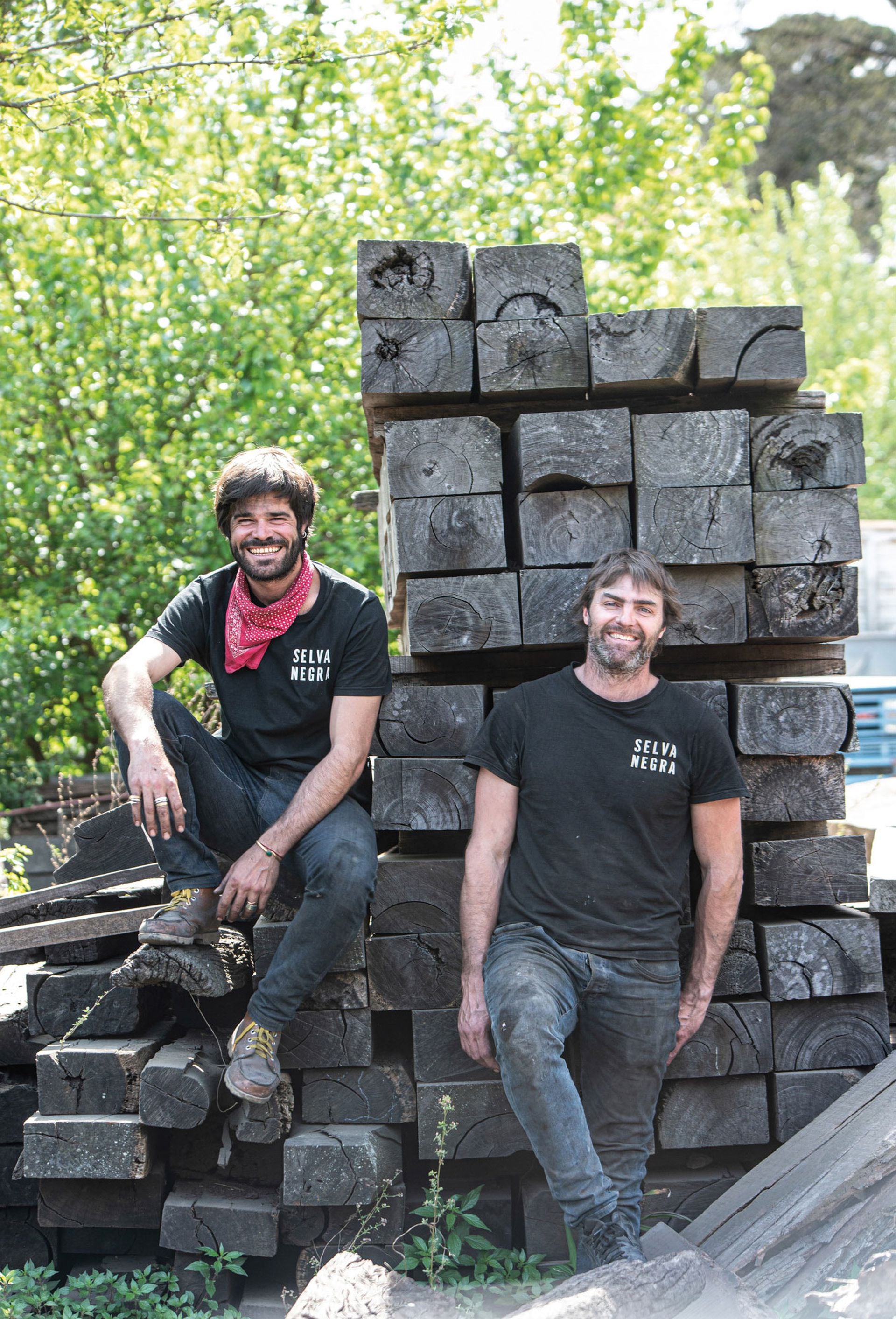 Hernán Cibils y Eduardo Blaquier, dueños de Selva Negra, el emprendimiento con el que realizan obras de arte funcionales a partir de madera de árboles caídos y una técnica escultórica con fuego.