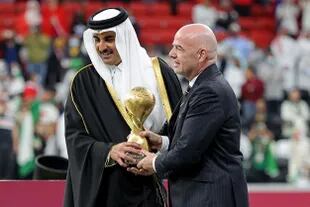 Gianni Infantino junto al emir de Qatar, el jeque Tamim bin Hamad al-Thani