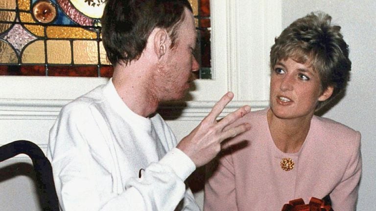 En 1987, Lady Di fue la primera en fotografiarse estrechando las manos de un paciente con SIDA, en tiempos en que el enfermo era estigmatizado