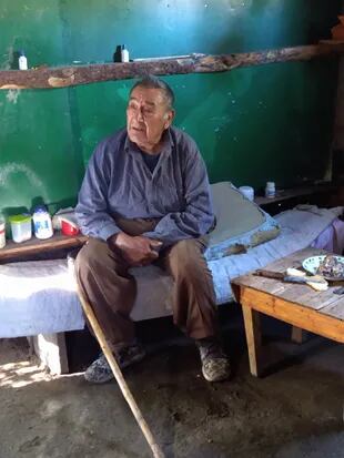 Don Eduardo Maliqueo, uno de los últimos pobladores trashumantes, en su casa durante la veranada.