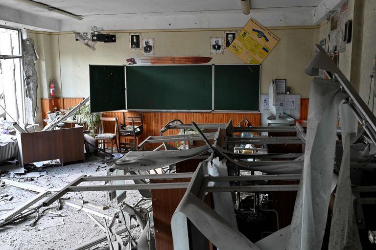 Esta imagen muestra un aula bombardeada en una escuela parcialmente destruida por un cohete en Kharkiv el 2 de junio de 2022.