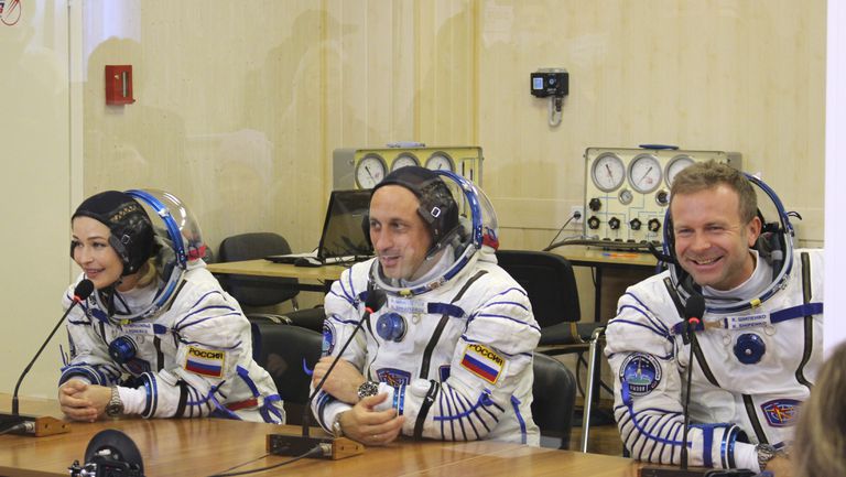 La actriz Yulia Peresild (izquierda), el director Klim Shipenko (derecha) y el cosmonauta Anton Shkaplerov durante la conferencia de prensa previa al despegue