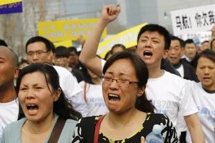 Familiares de víctimas chinas del MH370 protestaron ante la Embajada de Malasia en Pekín y se enfrentaron a la policía