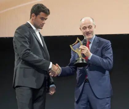 El presidente la de Federazione Italiana Tennis (FIT), Ángelo Binaghi, premiando a Matteo Berrettini, finalista de Wimbledon 2021