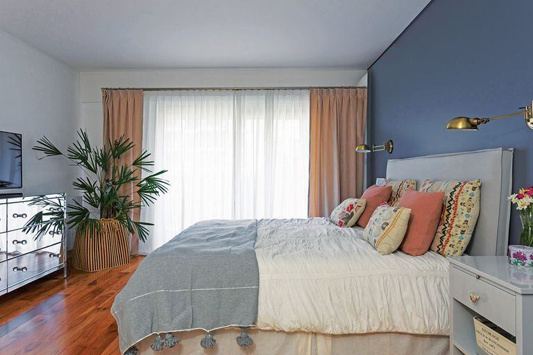 Cortinas dobles para regular la luz en el dormitorio de Jimena Caprile, de la firma de deco Olivia D