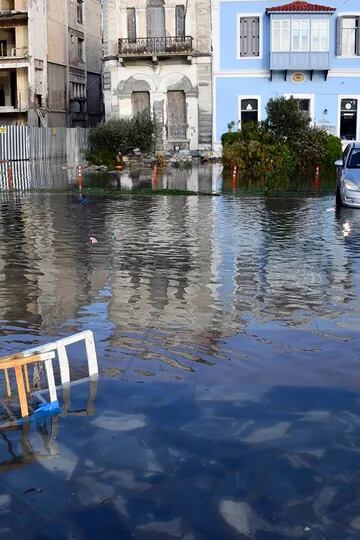 Después del terremoto en el puerto de Vathi en la isla egea oriental de Samos, se formaron pequeños tsunamis que entraron en la ciudad y causaron graves daños