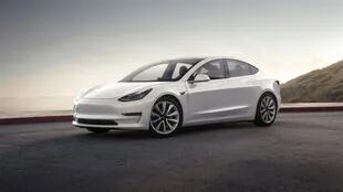 Al igual que sus antecesores, el Tesla Model 3 es completamente eléctrico, cuenta con una autonomía de 350 kilómetros y una aceleración de 0 a 100 kilómetros por hora en 5,6 segundos